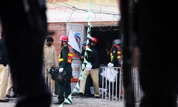 به گفته پلیس پاکستان درجریان حمله یک بمبگذار انتحاری به یکی از مراکز ارتش در شهر راولپندی، دست کم ۱۴ نفر کشته شدند/شینهوا
