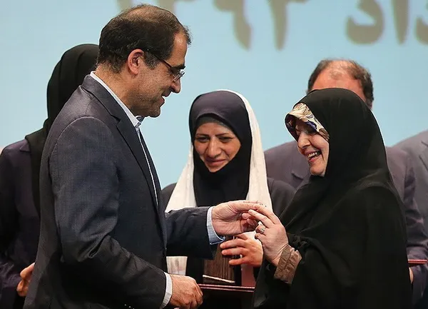 هاشمی وزیر بهداشت نشان اهداکنندگان خون را به همسر خود اهدا می&zwnj;کند./TASNIM
