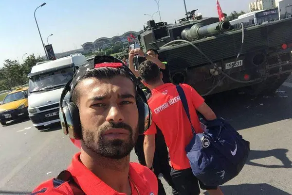 سلفي رامین رضاييان با تانک كودتاچيان!