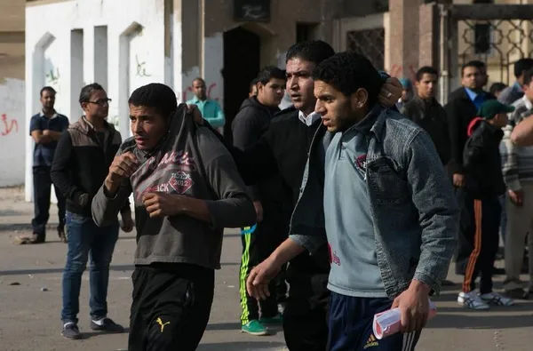 درگیری خشونت بار بین دانشجویان طرفدار مرسی با پلیس ضد شورش در داخل و اطراف دانشگاه الازهر قاهره ادامه داردXinhua/Cui Xinyu
