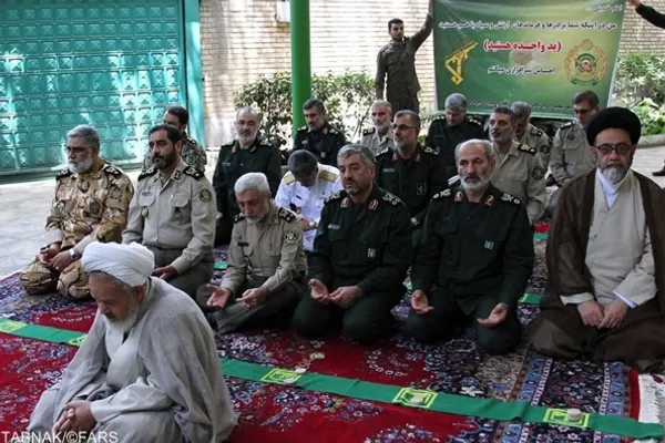 در بنری که در این دیدار نصب شده بود، جمله&zwnj;ای از امام خمینی(ره) بنیانگذار انقلاب اسلامی قرار داشت که عبارت بود از: من در اینکه شما برادرها و فرماندهان ارتش و سپاه با هم هستید، &laquo;ید واحده&raquo; هستید، احساس سرافرازی می&zwnj;کنم.