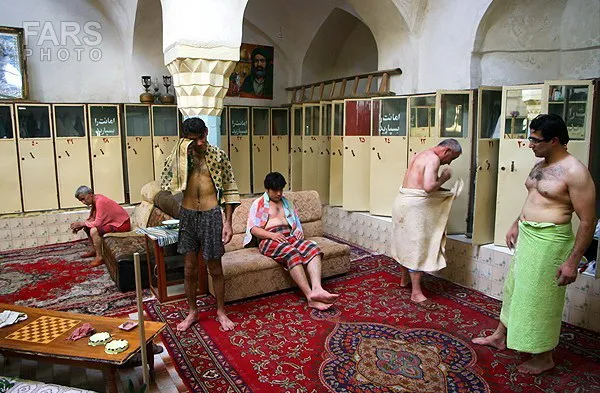خشک کردن بدن با لنگ و حوله شخصی در گرمابه عمومی