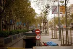 20 نوامبر 2011/ بارسلون؛ اسپانیا
روز برگزاری انتخابات پارلمانی در اسپانیا البته برای این بی خانمان فرقی با بقیه روزها ندارد، او مانند همیشه با اولین تابش های نور خورشید در  خیابان های این شهر از خواب بیدار می شود.

