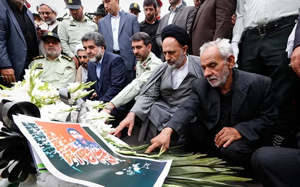 پیکر شهید ستوان سوم هادی جوان دلاور که در چهارشنبه آخر سال در حین انجام وظیفه مجروح شده و به درجه رفیع شهادت نائل آمد،صبح روز پنجشنبه از مقابل ستاد فرماندهی نیروی انتظامی تهران بزرگ تشییع شد/MEHR

