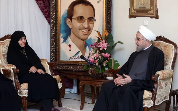 حجت الاسلام حسن روحانی رییس جمهور اسلامی ایران عصر چهارشنبه در دیداری صمیمانه با خانواده شهید شهریاری گفتگو کرد./IRNA
