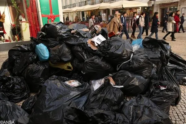 انباشت زباله های خانگی در پی اعتصاب کارگران و کارمندان شهرداری در لیسبون پرتغال