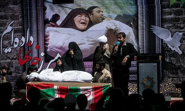 پیکر مطهر دو تن از شهدای گمنام دفاع مقدس، پنجشنبه در تپه نورالشهداء شهر جدید پردیس تشییع و تدفین شد/TASNIM
