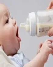 نکات مهم درباره تغذیه نوزاد با شیرخشک : مزایا و معایب