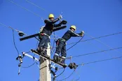 خدمت رسانی کارکنان صنعت برق در هر شرایطی ادامه دارد