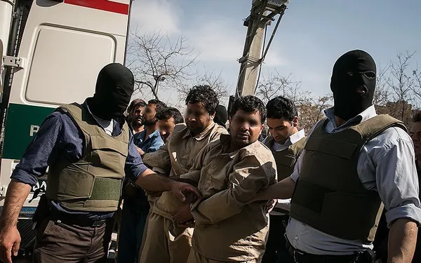 بازسازی صحنه سرقت&zwnj; مسلحانه از طلافروشی&zwnj; توسط تبهکارانی که چندی پیش با سلاح گرم و ایجاد وحشت در منطقه شادآباد، &zwnj;حدود چهار کیلو طلا از طلا فروشی دزدیدند. /تسنیم
