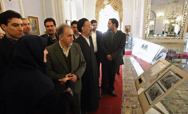 محمدعلی نجفی رییس سازمان میراث فرهنگی و گردشگری با همراهی پروین ثقه الاسلام مدیر کاخ گلستان روز یکشنبه از برخی از تالارهای کاخ گلستان بازدید کردند/ایرنا
