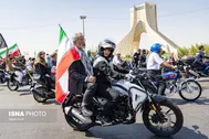 عکس جالب توجه از دختر موتورسوار در رزمایش امروز