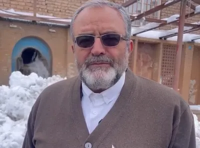 مرد عجیبی که حتی در تابستان شدیداً لباس می‌پوشد!