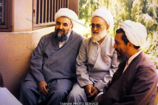 آیت الله موحدی کرمانی در کنار آیت الله محی الدین انواری
