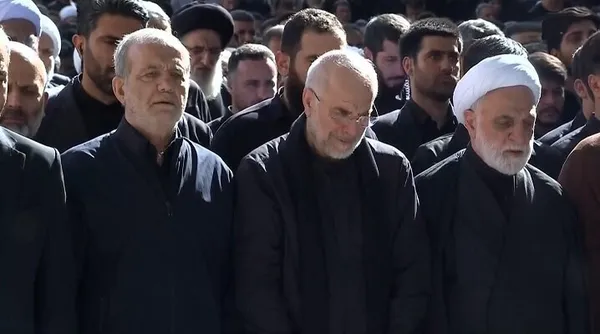  سران قوا پزشکیان، قالیباف و محسنی اژه ای در صف اول نمازحضور داشتند. 