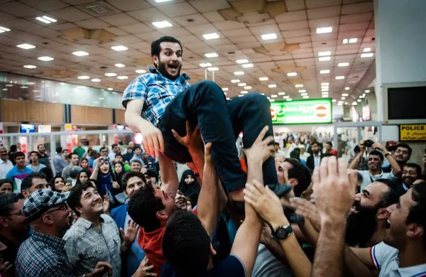 حامد صداقتی (ملی&zwnj;پوش شمشیربازی ایران) که به همراه دو تن از دوستانش گروگان گرفته شده بود پس از آزادی به تهران بازگشت.حامد صداقتی و دوستانش برای سفر تفریحی به سیستان و بلوچستان رفته بودند در جاده مورد حمله اشرار قرار گرفتند که همین حمله باعث کشته شدن یکی از آنها و به گروگان گرفته شدن او و همراه دیگرش شد./ISNA
