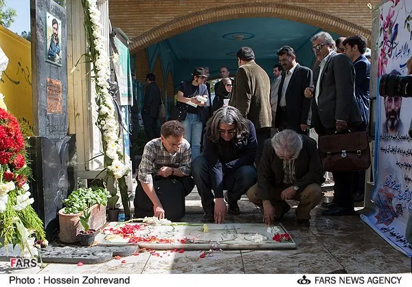 حضور سینماگران در بهشت زهرا (س) به مناسبت سالگرد شهادت سید مرتضی آوینی