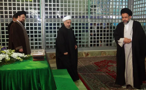 حجت الاسلام و المسلمین حسن روحانی رییس جمهوری و اعضای هیأت دولت، روز یکشنبه با حضور در مرقد مطهر امام خمینی(ره) با آرمانهای بنیانگذار کبیر انقلاب اسلامی تجدید بیعت کردند/ایرنا
