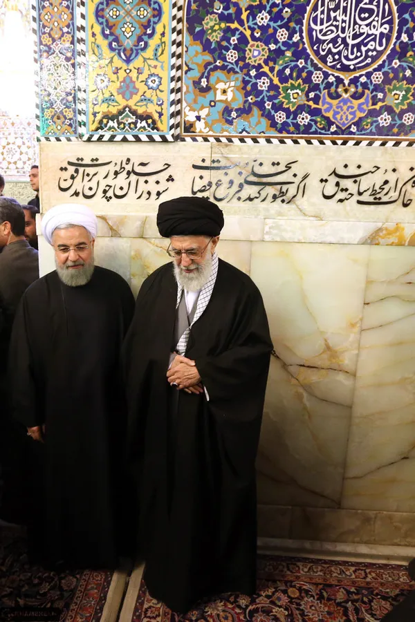 پس از پایان مراسم خاکسپاری آیت&zwnj;الله طبسی، رهبر انقلاب دقایقی در کنار مزار پدر بزرگوارشان آیت&zwnj;الله سیدجواد خامنه&zwnj;ای حاضر شدند و به قرائت فاتحه پرداختند.