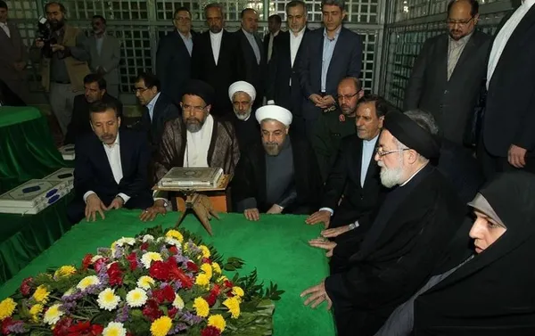 رئیس&zwnj;جمهوری و اعضای هیأت دولت، روز شنبه در آستانه هفته دولت با حضور در مرقد بنیانگذار کبیر جمهوری اسلامی ایران، با آرمان&zwnj;های امام خمینی (ره) و شهیدان انقلاب اسلامی تجدید پیمان کردند. ریاست جمهوری / President O. W
