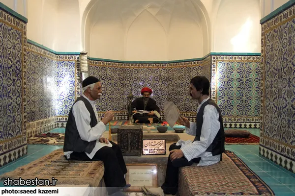 حمام گنجعلی خان از بناهای تاریخی دوران صفوی با مساختی حدود ۱۰۰۰ متر مربع در مرکز بازار کرمان قرار دارد