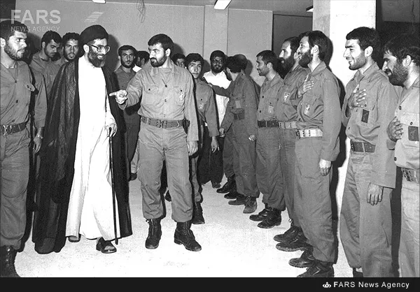 8.&zwnj;آیت&zwnj;الله خامنه&zwnj;ای دربازدید از یکی از مراکز سپاه پاسداران انقلاب اسلامی ـ 1363