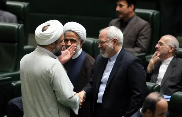 محمد جواد ظریف، وزیر امور خارجه و رئیس تیم مذاکره کننده هسته&zwnj;ای ایران برای بررسی مذاکرات وین ۶ در نشست غیرعلنی روز (سه شنبه) مجلس حضور یافت. /گفت&zwnj;و&zwnj;گو&zwnj; ظریف و رسایی/IRNA
