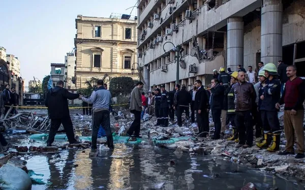 انفجار خودروی بمبگذاری شده در مقابل مقر پلیس قاهره دست کم چهار کشته بر جای گذاشت. این یکی از بزرگترین حملات به نیروهای دولتی مصر در چند ماه گذشته است. در نتیجه این انفجار نمای ساختمان مقر پلیس قاهره آسیب دید. همچنین ستونی از دود بر اثر انفجار به هوا بلند شد/ xinhua
