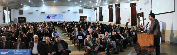 دکتر سلمان موحدی راد، دبیر علمی مسابقات&zwnj; در حال سخنرانی در مراسم افتتاحیه