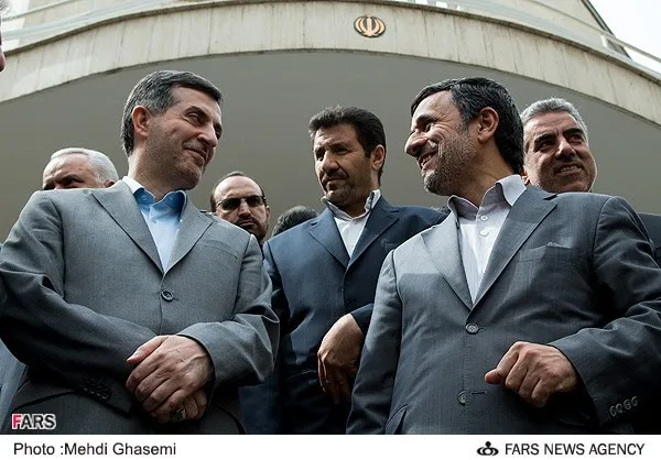 احمدی نژاد و مشایی در حاشیه جلسه هیات دولت