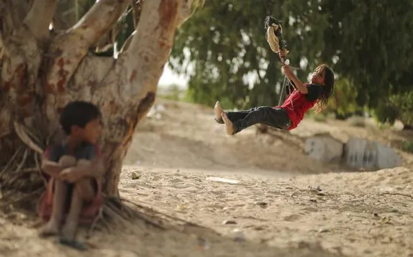 دخترک فلسطینی در حال تاب بازی در  خان یونس در جنوب نوار غزه 
