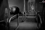 یک بی خانمان خوابیده روی صندلی قطار، تصویری از Budi Prakasa از اندونزی، ، کاندیدای بخش مردم