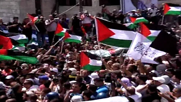 هزاران فلسطینی در مراسم تشییع جنازه محمد ابوخضیر، نوجوان فلسطینی که سه&zwnj;شنبه ربوده و کشته شد، شرکت کردند.روی بدن محمد ابوخضیر چفیه انداخته شده و شرکت&zwnj;کنندگان در تشییع جنازه نیز پرچم&zwnj;های فلسطین در دست دارند و شعارهای میهنی می&zwnj;دهند. برخی از شرکت&zwnj;کنندگان در این مراسم تیر هوایی شلیک کردند.این مراسم در حالی در بیت&zwnj;المقدس شرقی برگزار می&zwnj;شود که نیروهای امنیتی صهیونیستی اقدامات امنیتی شدیدی را در این شهر به اجرا گذاشته است. ماموران راه&zwnj;های منتهی به مسجدالاقصی را تحت نظارت قرار داده و رفت و آمد به این محل را زیر نظر گرفته&zwnj;اند./BBC
