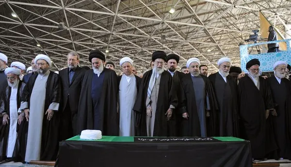 حضرت آیت الله العظمی خامنه ای رهبر معظم انقلاب اسلامی صبح روز(پنج شنبه) با حضور در دانشگاه تهران بر پیکر آیت الله محمدرضا مهدوی کنی نماز میت را اقامه کردند./Leader.ir
