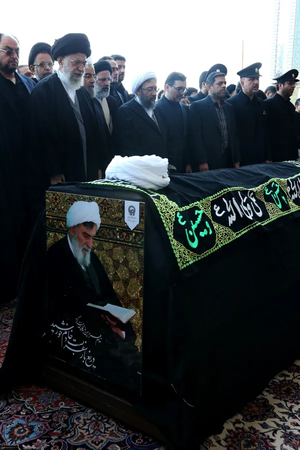 اقامه نماز میت توسط رهبر انقلاب بر پیکر آیت&zwnj;الله واعظ طبسی؛ مشهد؛ حرم مطهر؛ صحن جامع رضوی