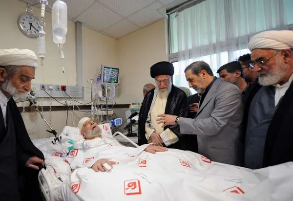 حضرت آیت&zwnj;الله خامنه ای، رهبر معظم انقلاب عصر &zwnj;یکشنبه با حضور در یکی از بیمارستان&zwnj;های تهران از آیت الله مهدوی کنی، رئیس مجلس خبرگان رهبری عیادت کردند./Leader O.W
