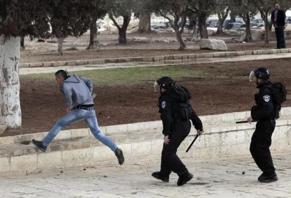 تعقیب پلیس اسرائیل به یک فلسطینی بخاطر پرتاب سنگ؛ بعد از نماز جمعه در مسجد الاقصی