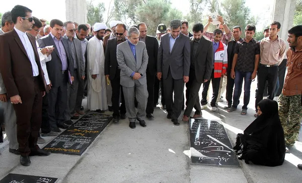 محمد باقر نوبخت معاون برنامه ریزی و نظارت راهبردی رییس جمهوری روز جمعه در سالگرد زلزله بخش شنبه و طسوج دشتی استان بوشهر در این مناطق حضور یافت/IRNA
