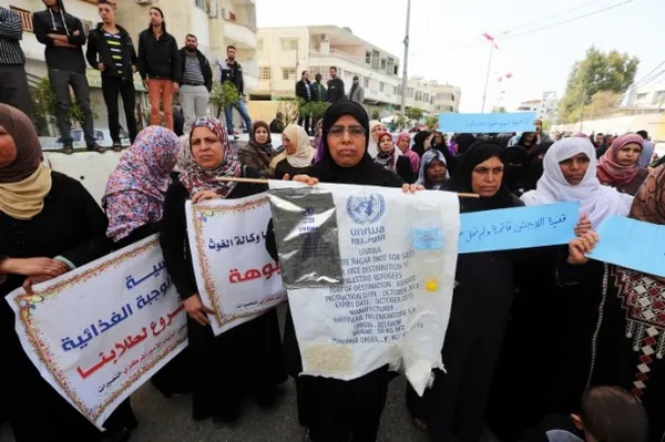 فلسطینیان در غزه به دلیل محدودیتهای غذایی و بهداشتی در این منطقه بر علیه صهیونیستها تظاهرات کردند/آناتولی
