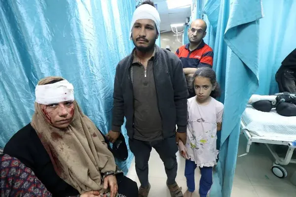 دیرالبلاح، نوار غزه ـ فلسطینیان مجروح پس از حملات اسرائیل به اردوگاه بوریج در مرکز غزه برای مداوا به بیمارستان الاقصی منتقل شدند.