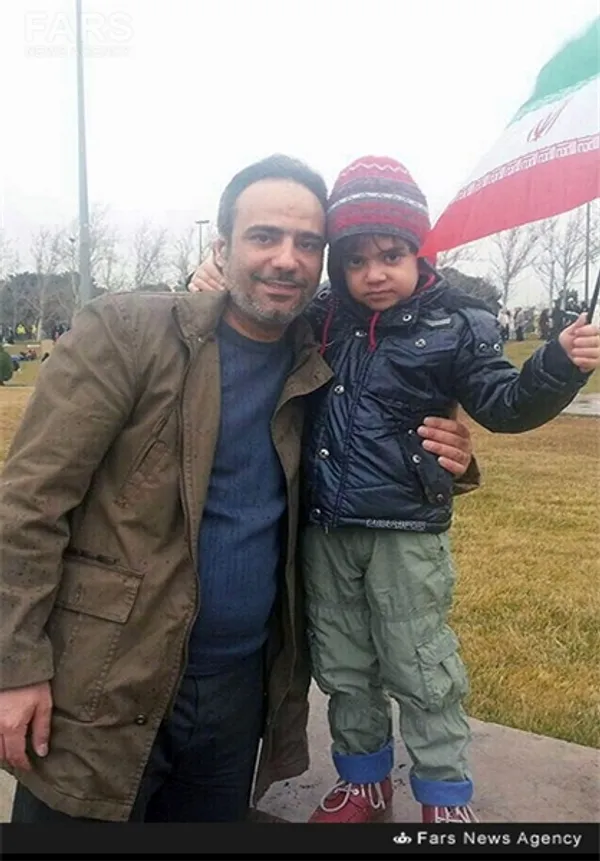 شهید علی اصغر شیردل در کنار فرزندش