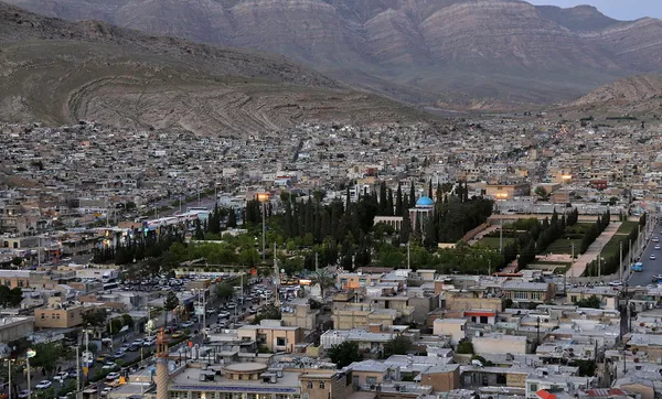 نخستین روز اردیبهشت، روز بزرگداشت استاد سخن، سعدی شیرازی است. آرامگاه این شاعر و نویسنده پارسی گوی ایرانی در ۴ کیلومتری شهر شیراز، در دامنه کوه فهندژ قرار دارد/IRNA
