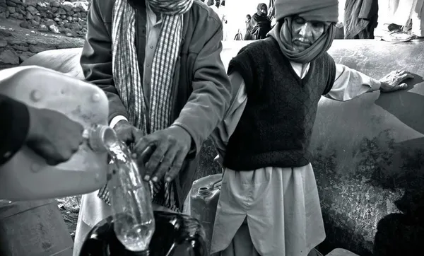 در اکثر شهرهای استان سیستان و بلوچستان برای تامین سوخت زمستانی همچنان از طریق کوپن و خرید نفت ادامه دارد.
