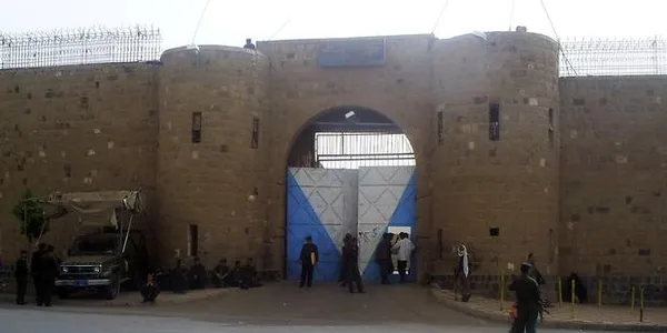 در یمن جستجو برای یافتن ۱۹ زندانی عضو القاعده که روز پنجشنبه بوسیله شبه نظامیان از زندان مرکزی صنعا فراری داده شدند ، ادامه دارد.خبرگزاری رسمی یمن (صبا)، گزارش داد، شبه نظامیان روز پنج شنبه با استفاده از یک خودرو حامل مواد منفجره، دیوار زندان را سوراخ کرده و زندانیان را خارج کرده اند. به گزارش رویترز در این عملیات دست کم ۷ مامور زندان کشته شده&zwnj;اند. دست کم ۳ تن از مقام ها و نگهبانان زندان مرکزی صنعا، به ظن کمک به شبه نظامیان بازداشت شده&zwnj;اند/RFE/RL
