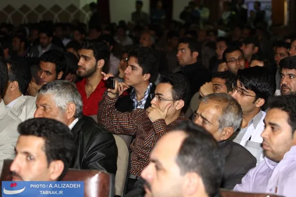 شرکت کنندگان در سالن شورای شهر کرمان و استماع سخنان دبیر تشخیص مصلحت نظام