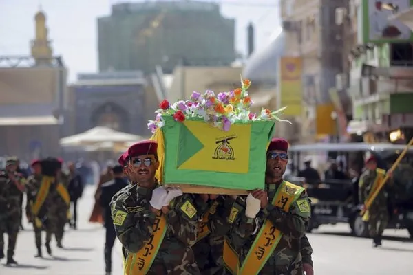 مبارزان حزب&zwnj;الله عراق تابوت هم&zwnj;رزم خود را که در جریان مبارزات با داعش به شهادت رسیده است &zwnj;به سمت قبرستان وادی السلام نجف حمل می&zwnj;کنند.
