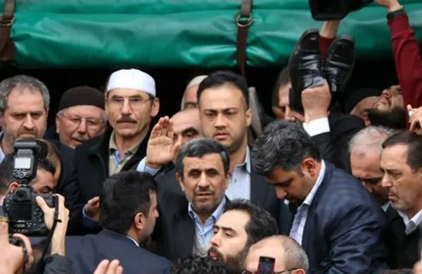 محمود احمدی&zwnj;نژاد، رئیس جمهور پیشین ایران که برای شرکت در مراسم چهارمین سالگرد درگذشت نجم&zwnj;الدین اربکان، نخست&zwnj;وزیر پیشین ترکیه به بورسا سفر کرده است، خواستار نزدیک&zwnj;تر شدن روابط بین ایران و این کشور شد.آقای احمدی&zwnj;نژاد که هنگام ورود به بورسا، مورد استقبال فاتح اربکان، پسر نخست&zwnj;وزیر سابق و تعدادی از وزرای دولت آقای اربکان قرار گرفته بود، وحدت بین ایران و ترکیه را برای آینده جهان مهم دانست.
