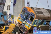 عکس: سقوط جرثقیل روی قطار در تایلند