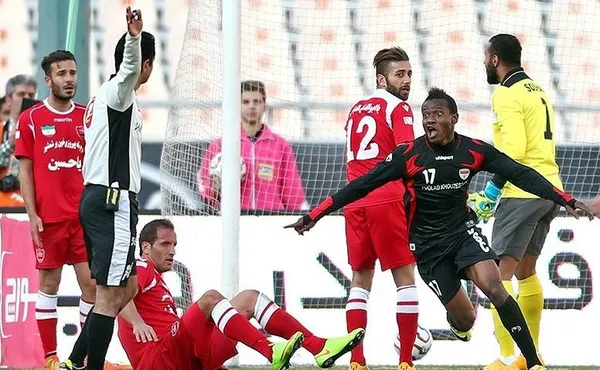 در ادامه دیدارهای هفته هفدهم لیگ بر&zwnj;تر فوتبال، پرسپولیس پنجشبه در ورزشگاه آزادی به مصاف فولاد خوزستان رفت که این دیدار با برتری ۲ بر یک فولاد خاتمه یافت. محسن بنگر (گل به خودی) و آلویز نانگ برای فولاد و محمد نوری برای پرسپولیس گلزنی کردند./TASNIM
