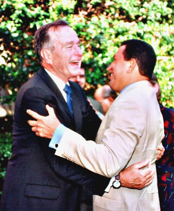 11 جون 1999: دیدار هوگو چاوز و رئیس جمهور سابق ایالات متحده، بوش پدر در هوستون، آمریکا